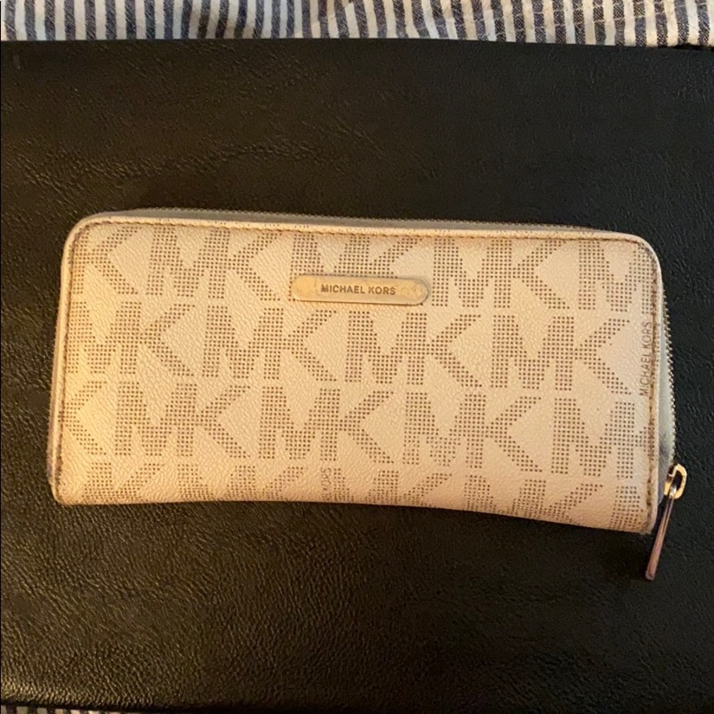 Michael Kors Leather Wallet. Vanilla combo